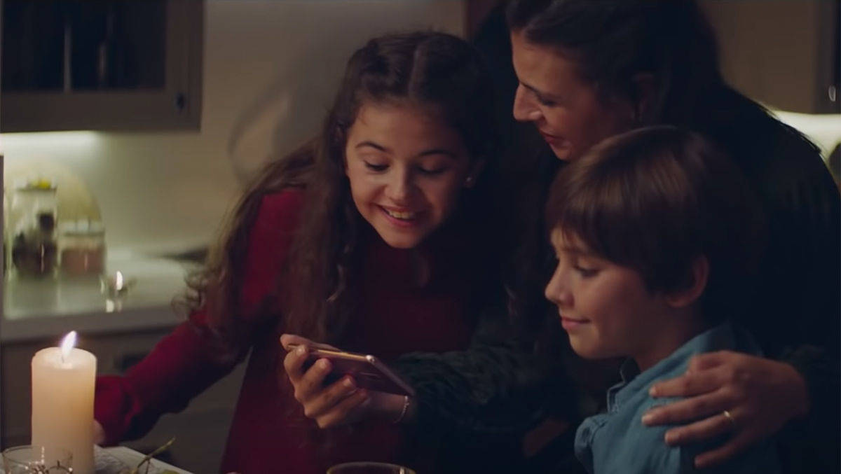 Smartphones an Weihnachten: Ein knappes Drittel der Deutschen will über die Feiertage weniger am mobilen Bildschirm hängen. 16 Prozent hingegen mehr - etwa, um wie im aktuellen Samsung-Weihnachtsspot mit denen in Kontakt zu bleiben, die nicht zum Fest kommen.