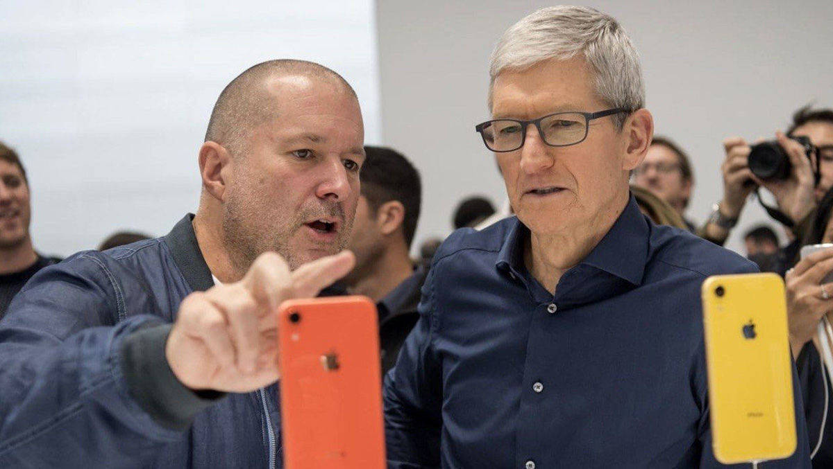 Jony Ive (l.) hat Apple verlassen. Rechts im Bild der Konzernchef Tim Cook.
