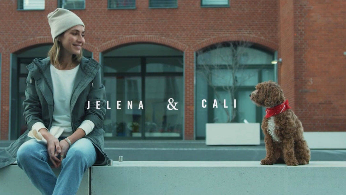 Influencerin und Model: Jelena Cikoja mit Hundedame Cali sind Teil der Kampagne #MOPFriends.