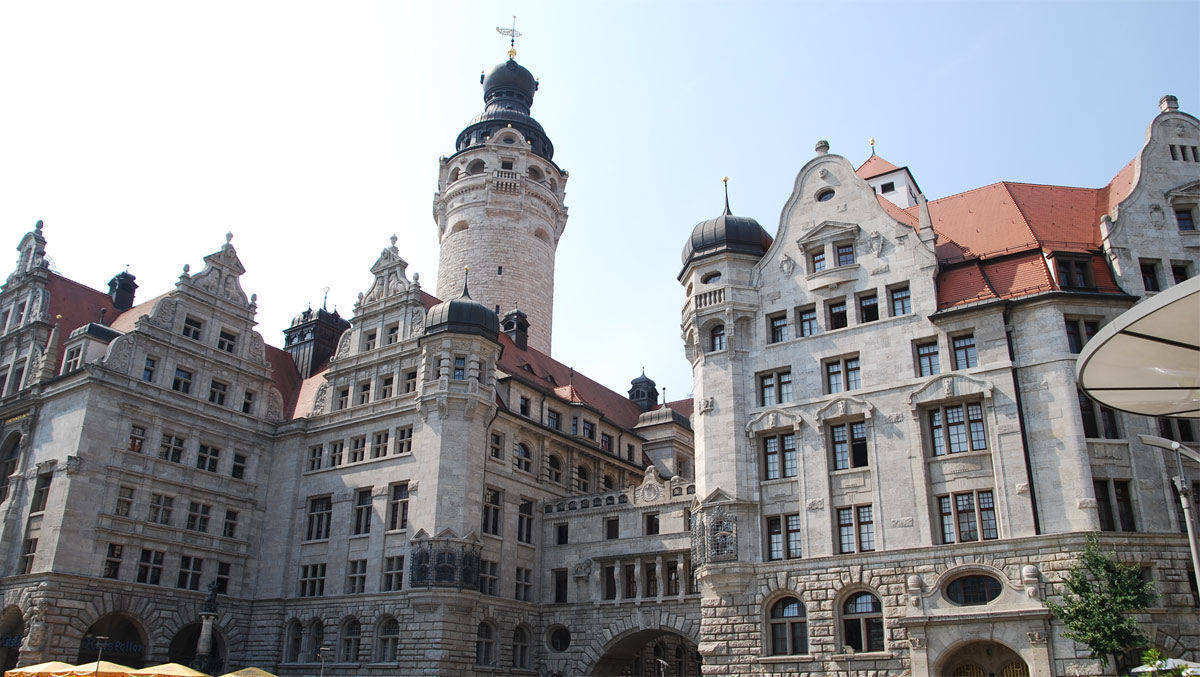  Das Stadthaus wurde einige Jahre nach dem Neuen Rathaus erbaut und ist über einen Brückengang mit diesem verbunden. Seit 1912 dient es als zusätzlicher Verwaltungssitz.