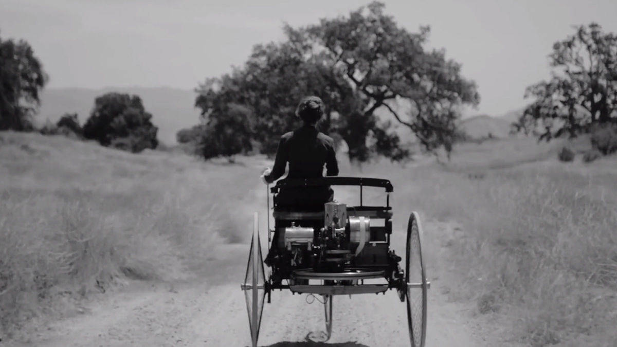 Bertha Benz auf ihrer Fahrt durch den "Wilden Westen" Deutschlands. 