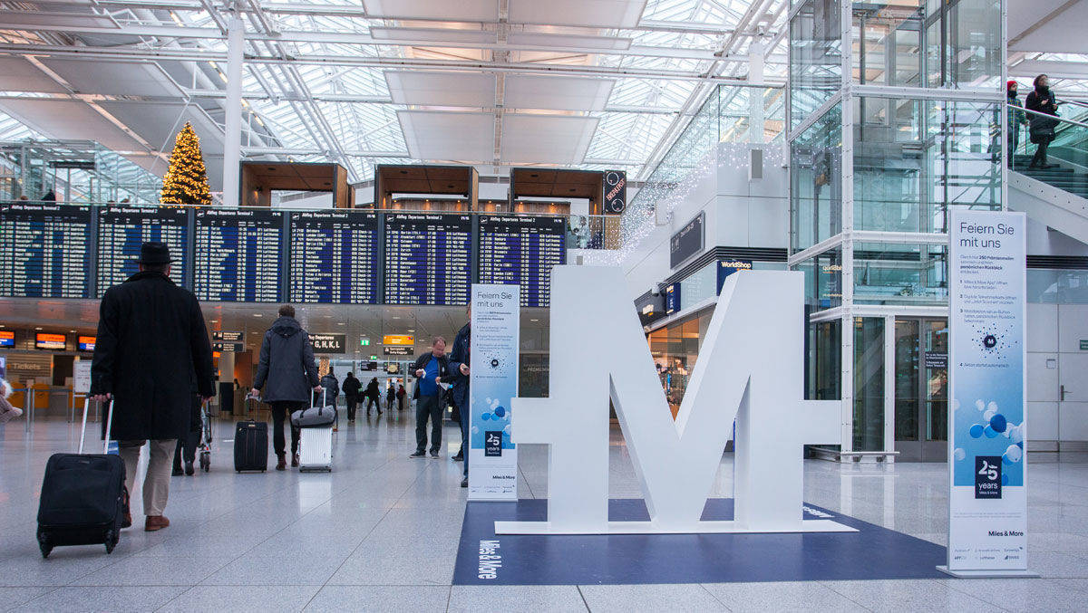 In Terminal 2 am Flughafen München finden sich Stelen mit NFC-Stickern von Miles & More. 