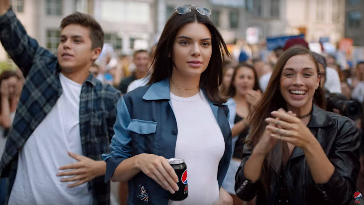 Kendall Jenner in dem umstrittenen Pepsi-Clip.