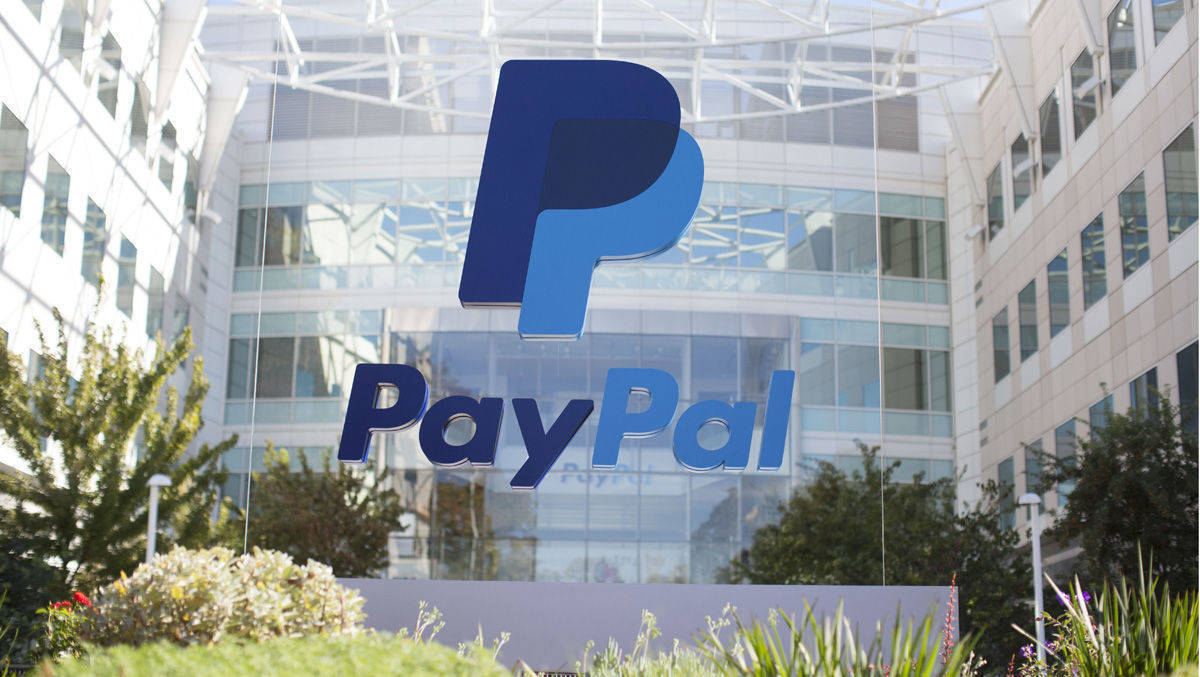 Das Paypal-Logo vor der Unternehmenszentrale.