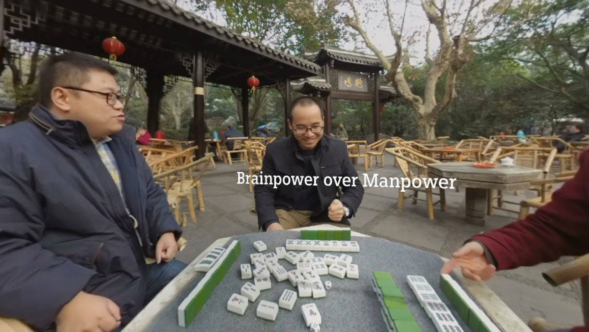 Zheng Shao Qu (M.) arbeitet in Chengdu, China, für Siemens und gibt einen 360-Grad-Einblick in seine Arbeit, seine Ziele und sein Leben (hier beim Mah-Jongg).