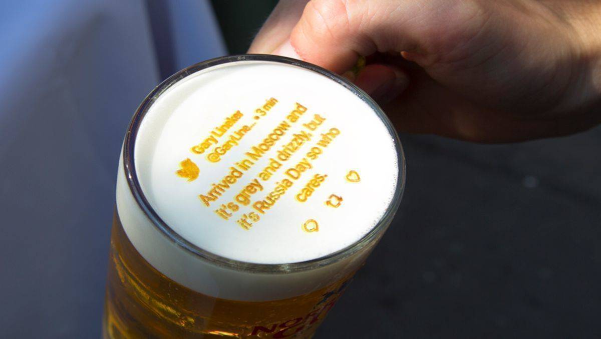 Hau weg den Tweet! So kreativ hält die schwedische Biermarke Fans davon ab, dauernd auf das Handy zu schauen.