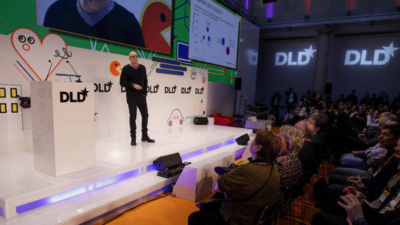 Scott Galloway auf der DLD-Bühne.