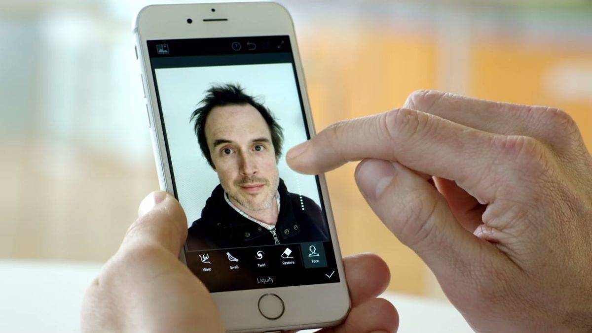 Mit dem neuen Adobe-Tool soll man die Neigung des Kopfes im Bild einstellen können - am Smartphone.