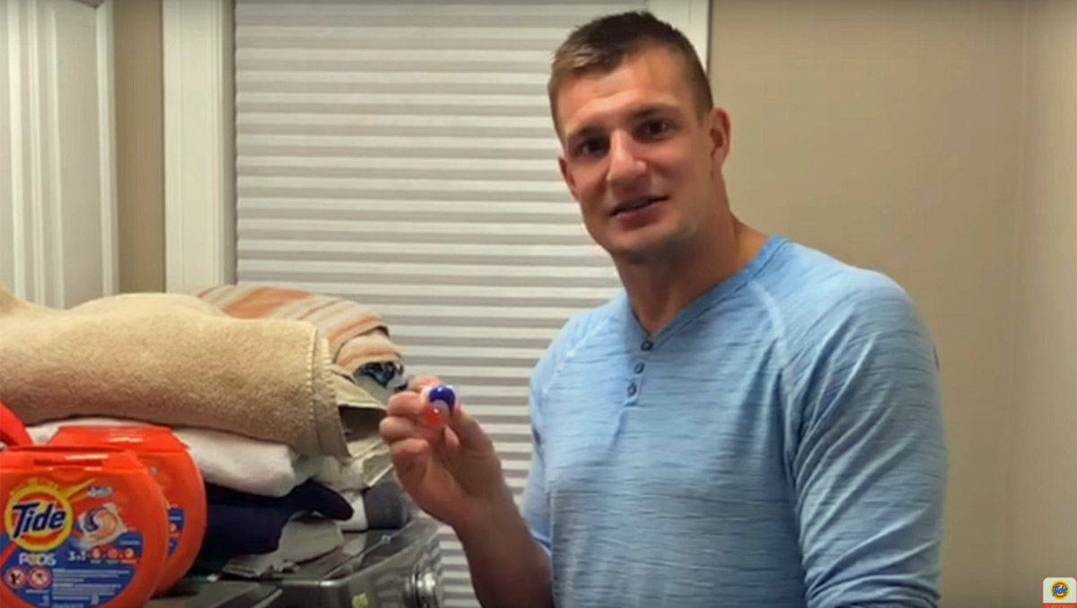 NFL-Spieler Rob Gronkowski tritt in einem Kurz-Spot auf.