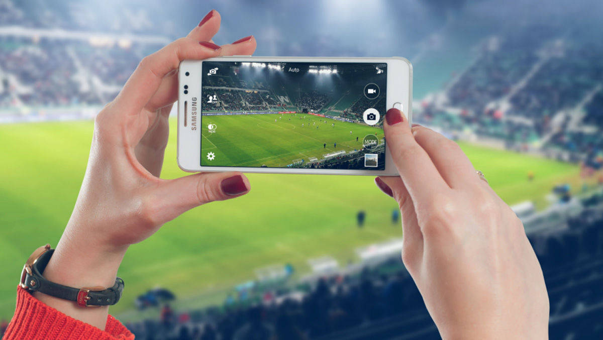 Jeder Stadionbesuch wird fotografiert - dabei könnten Smartphones im Stadion viel mehr. Facit hat ermittelt, welche Smart Services sich Sportfans wünschen.