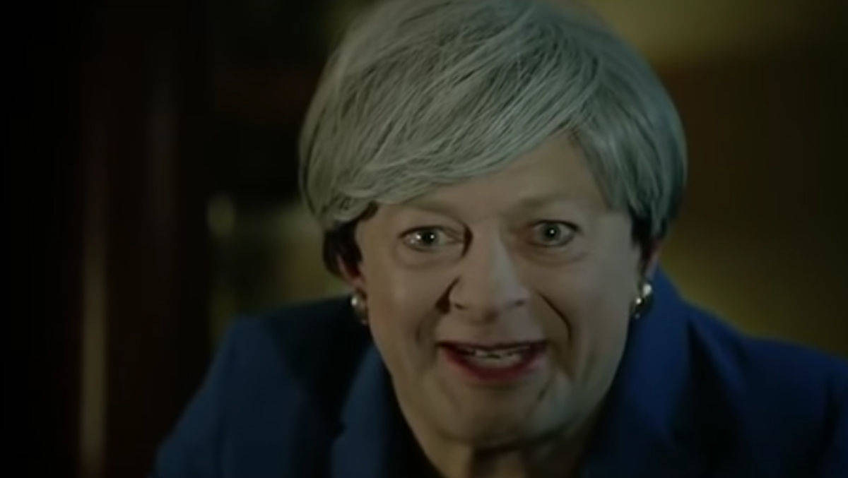 Andy Serkis parodiert Theresa May.