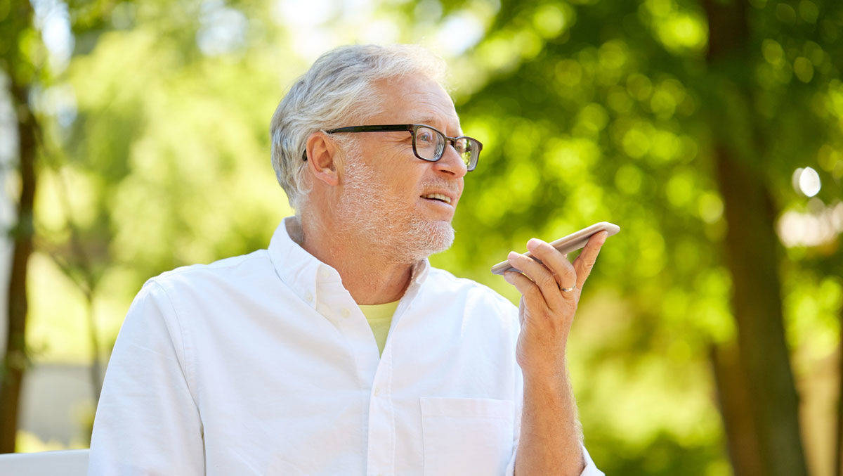 Viele ältere Smartphone-Nutzer freuen sich über die Sprachassistenten.