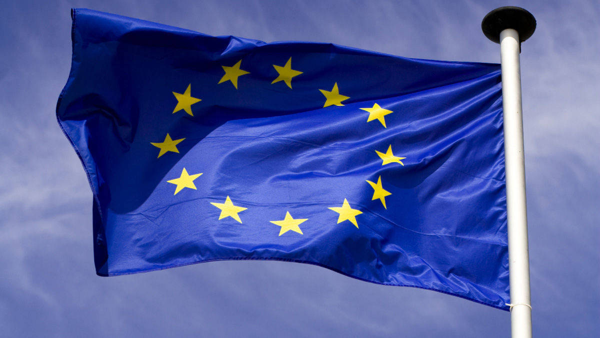 Die Verbände wollen der EU-Kommission im Gerichtsverfahren zur Bußgeldentscheidung gegen Google als Streithelfer zur Seite stehen. 