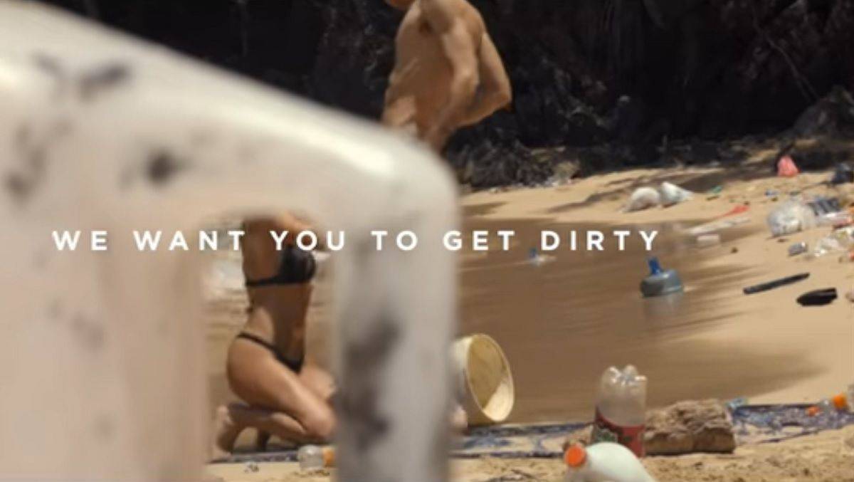 Pornhub-Video für den guten Zweck: Im vollen Einsatz gegen den Plastikmüll. 