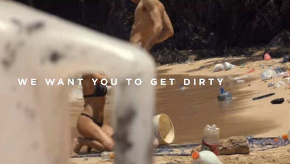 Pornhub-Video für den guten Zweck: Im vollen Einsatz gegen den Plastikmüll.