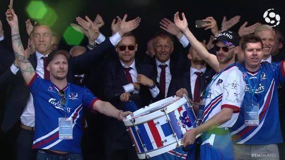 20 Millionen sahen, wie die isländische Nationalmannschaft nach ihrer Rückkehr von ihren Fans gefeiert wird. 
