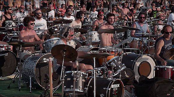 Das Video "Rockin'1000" sammelte 26 Millionen Klicks ein: 1000 Musiker spielen gemeinsam den Song "Learn to fly" der Foo Fighters, um die US-Band nach Italien zu locken.