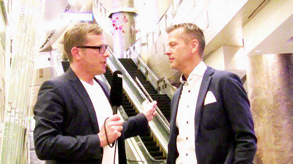 Interview in Rolltreppen-Länge: Mirko Kaminski (l.) mit Christian Muche.