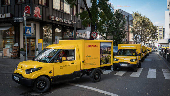 DHL hat vor Weihnachten nach eigenen Angaben erstmals 8,4 Millionen Pakete pro Tag bearbeitet, zehn Prozent mehr als im Vorjahr. (Im Bild die neuen Elektrofahrzeuge "Streetscooter").