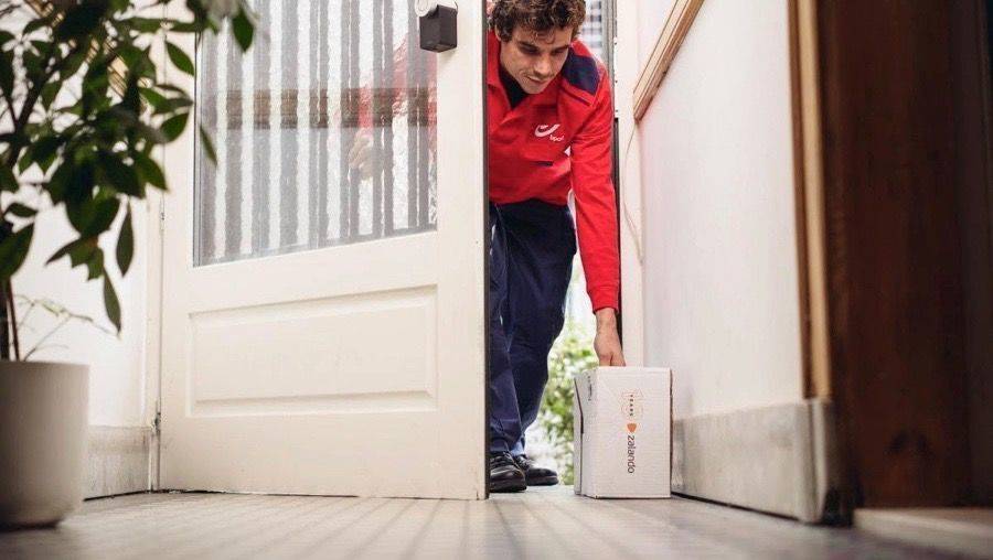Mit der Smart-Home-Technologie können Kunden Pakete in Abwesenheit zu Hause zustellen und abholen lassen.