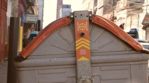 Dieser Hinweis ziert die Müllcontainer.