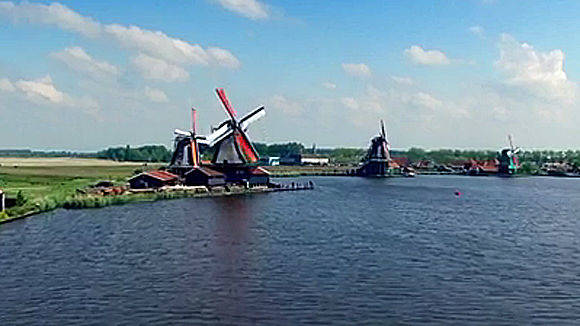 Windmühlen und Käse machen Holland groß.
