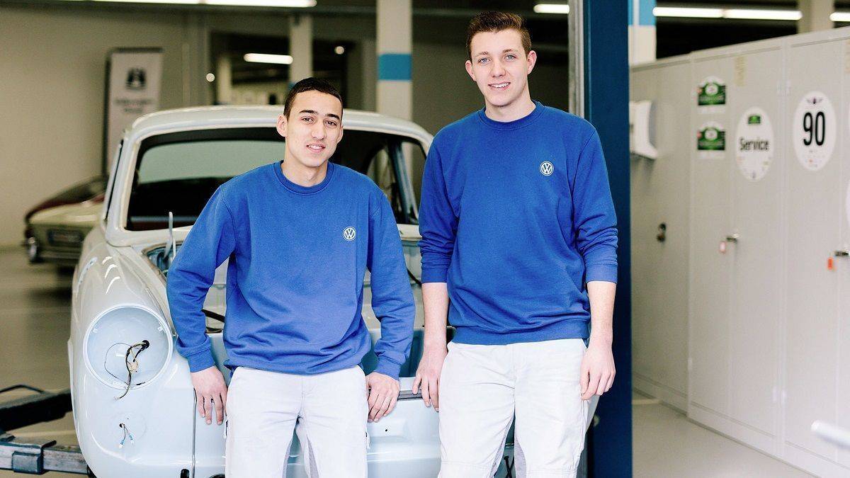 Fábio Lopes (links) und Marvin Wiethölter, Auszubildende im Volkswagen Werk Osnabrück, sind keine Flüchtlinge. Nur 16 Prozent aller Betriebe geben Flüchtlingen Ausbildungsplätze.