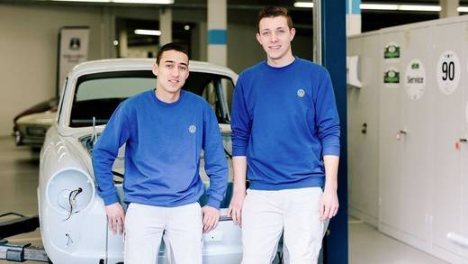Fábio Lopes (links) und Marvin Wiethölter, Auszubildende im Volkswagen Werk Osnabrück, sind keine Flüchtlinge. Nur 16 Prozent aller Betriebe geben Flüchtlingen Ausbildungsplätze.