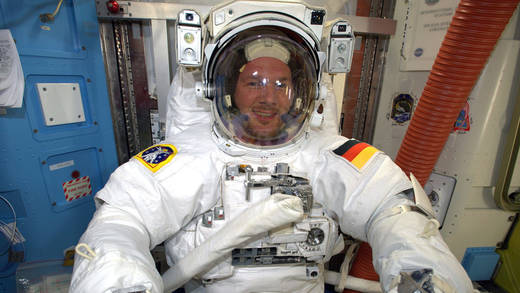 Nicht alle Arbeitsplätze beim Deutschen Luft- und Raumfahrtzentrum (DLR) sind so wie der von Alexander Gerst.