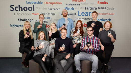 Die Bertelsmann Vlogger: (v.l. hintere Reihe:) Pia Wrede, Isabel Schweers, Lisa Strotmann, Jonas David Penner, Esther Grothoff, Mike Philip Auer, Lisa Albertsmeier; (v.l. vordere Reihe:) Laura Schürmann, Jan Remmert, Kamil Patryk Jurczyk).