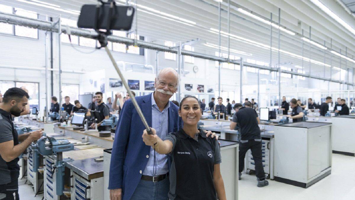 Marijana Endig, angehende Kfz-Mechatronikerin und Dieter Zetsche, Vorstandsvorsitzender der Daimler AG und Leiter Mercedes-Benz Cars.