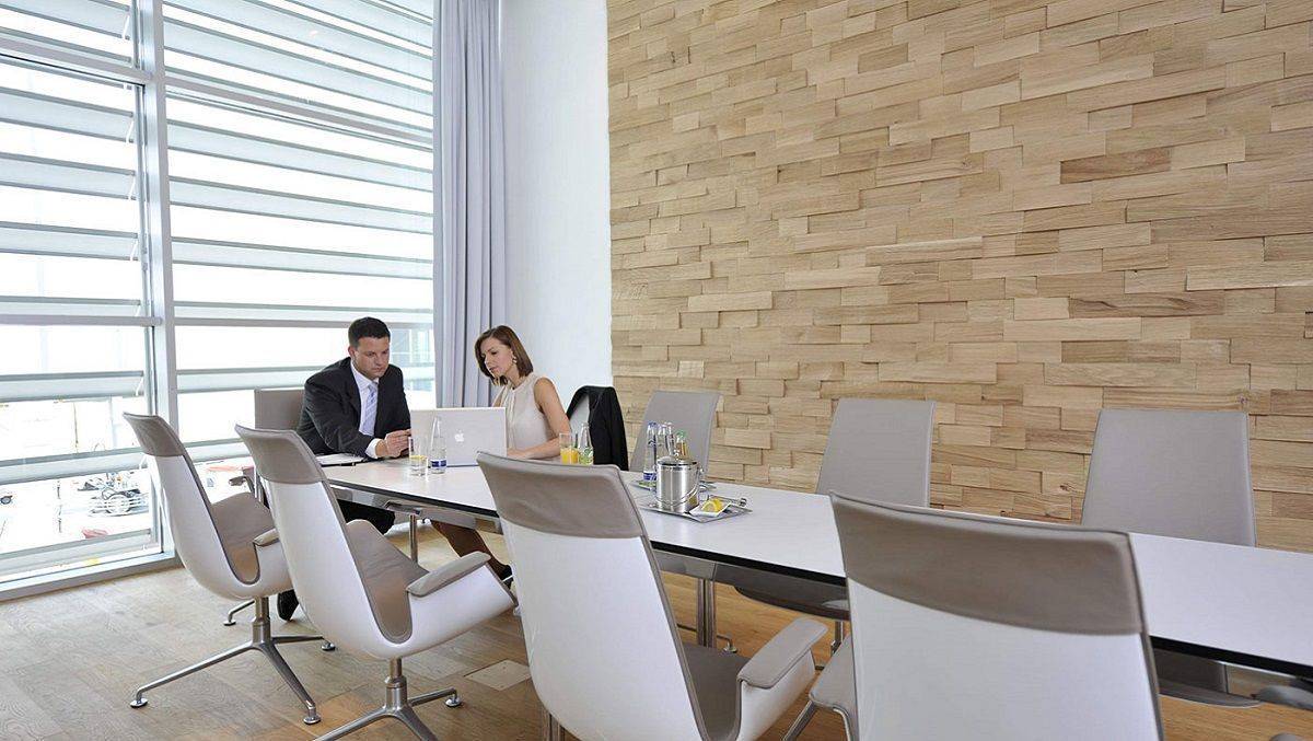 Im VipWing im Terminal 1 des Flughafen München können Passagiere in Ruhe in einer Lounge oder einem Konferenzraum arbeiten