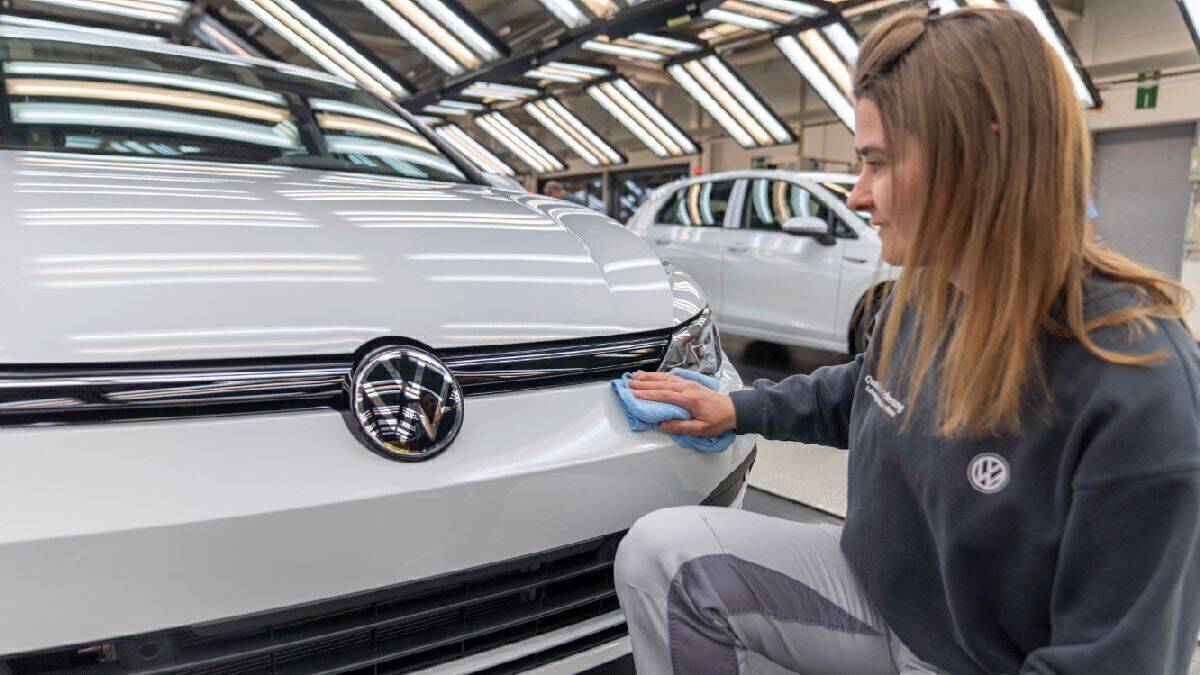 VW beschäftigt 120.000 Mitarbeiter, eine mittlere fünfstellige Zahl in der Produktion. 