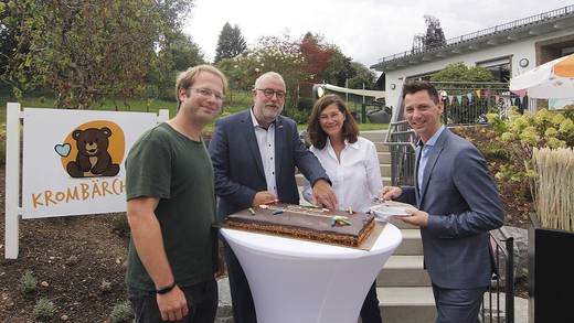 Eröffnung Krombärchen (von links): Einrichtungsleiter Christian Groß, Kreuztals Bürgermeister Walter Kiß, Petra Schadeberg-Herrmann, Mitgesellschafterin der Krombacher Brauerei und Landrat des Kreises Siegen-Wittgenstein Andreas Müller.