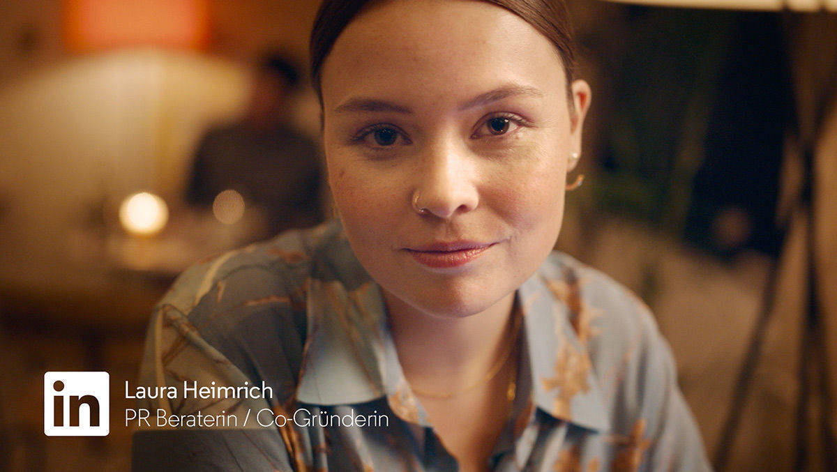 Warme Farben, authentische Menschen: Das ist die neue Linkedin-Kampagne.