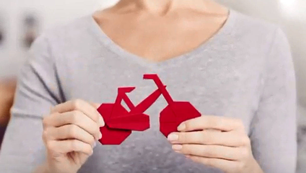 Serviceplan macht rote Origami-Kunst aus den Wahlumschlägen.