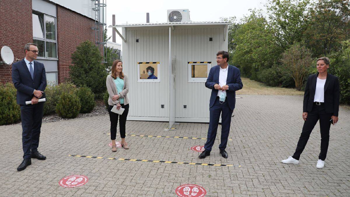 Vorstellung der Walkthrough-Container: Dr. Lars Nachbar, Leiter Konzern Gesundheitswesen und Arbeitsschutz, Monika Müller, Stadträtin Stadt Wolfsburg, Gunnar Kilian, Personalvorstand Volkswagen AG, Dr. Daniela Kirstein, Leitende Werksärztin Standort Braunschweig und Projektleiterin Coronatest Volkswagen Standorte. 