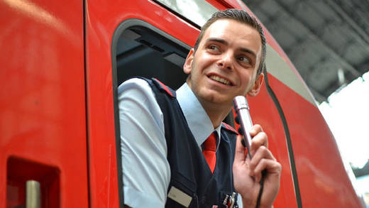 Die Bahn schult ihre Mitarbeiter "auf dem Trockenen", etwa wie man einen Hublift für Behinderte in Gang setzt.