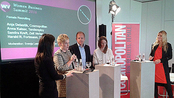 Anja Delastik, Sandra Kreft, Harald R. Fortmann, Anna Kaiser und Svenja Lassen (v.l.) diskutieren beim W&V Women Business Summit 2016.