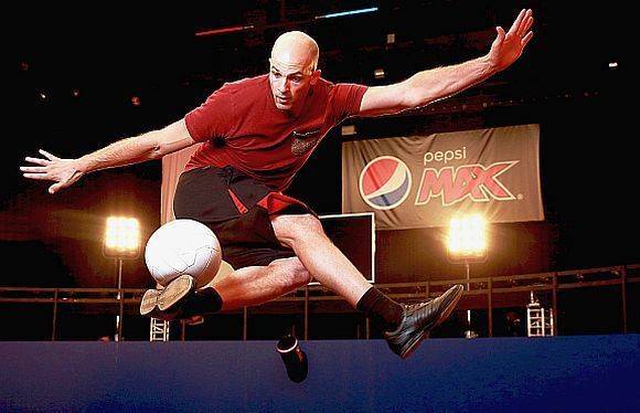  Champions-League-Sponsor Pepsi inszeniert den Volley in einem 360-Grad-Video.