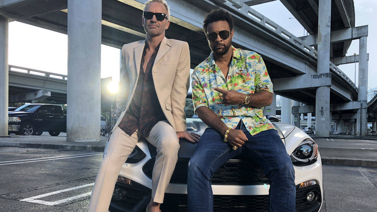 Abarth 124 Spider, Sting und Shaggy: Die Musiker posieren als Detectives der Polizei Miami mit Faible für schnelle Autos. Anspielungen auf "Miami Vice" sind beabsichtigt.