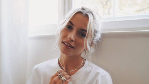 Lena Gercke und About You engagieren sich mit einem Shirt für Krebspatientinnen.