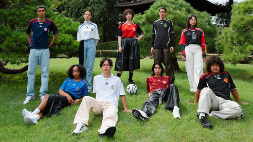 Die Teamgeist-Trikots für die Mannschaften FC Bayern, Juventus Turin, der argentinische Club Boca Juniors, Real Madrid, Flamengo Rio de Janeiro, Arsenal London, Celtic Glasgow, Ajax Amsterdam und Manchester United (v.l.n.r.).