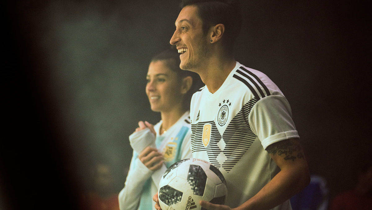 Auch der deutsche Nationalspieler Mesut Özil spielt im Adidas-Spot mit.