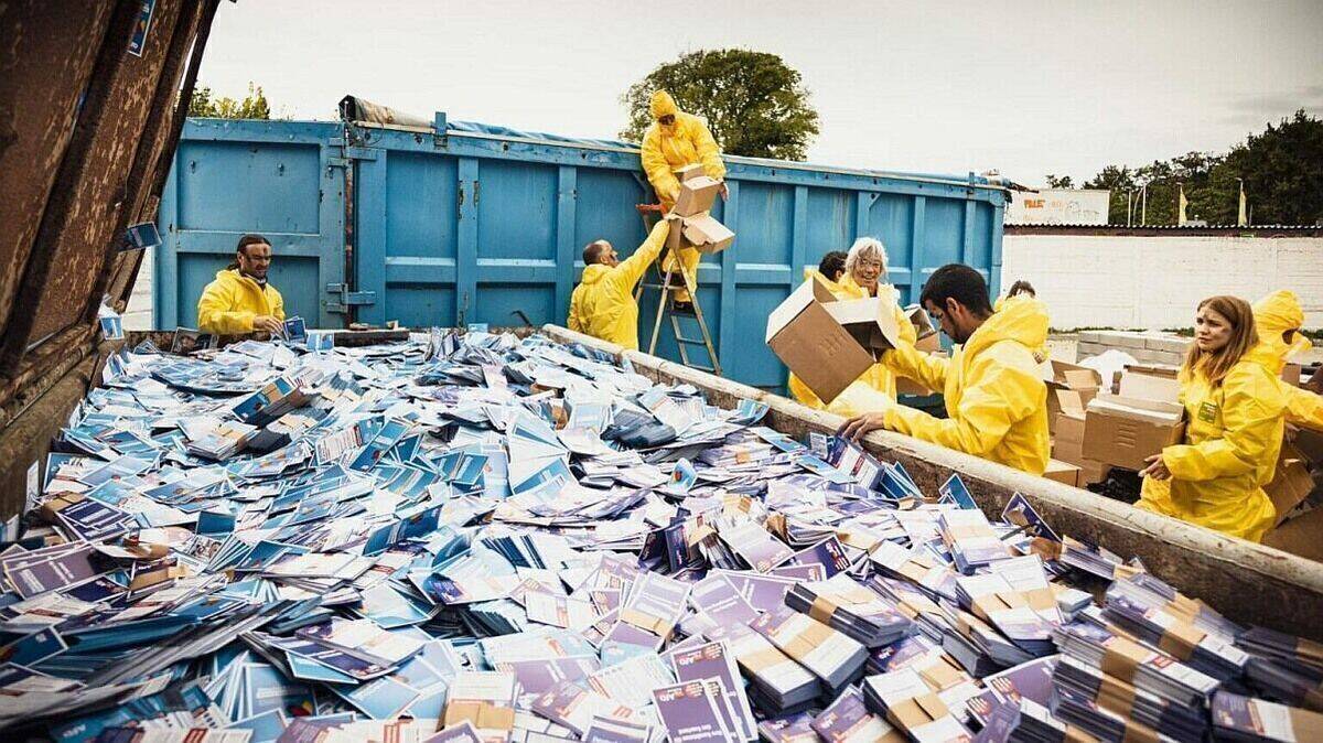 Statt in den Briefkästen landeten Millionen AfD-Flyer im Müll.