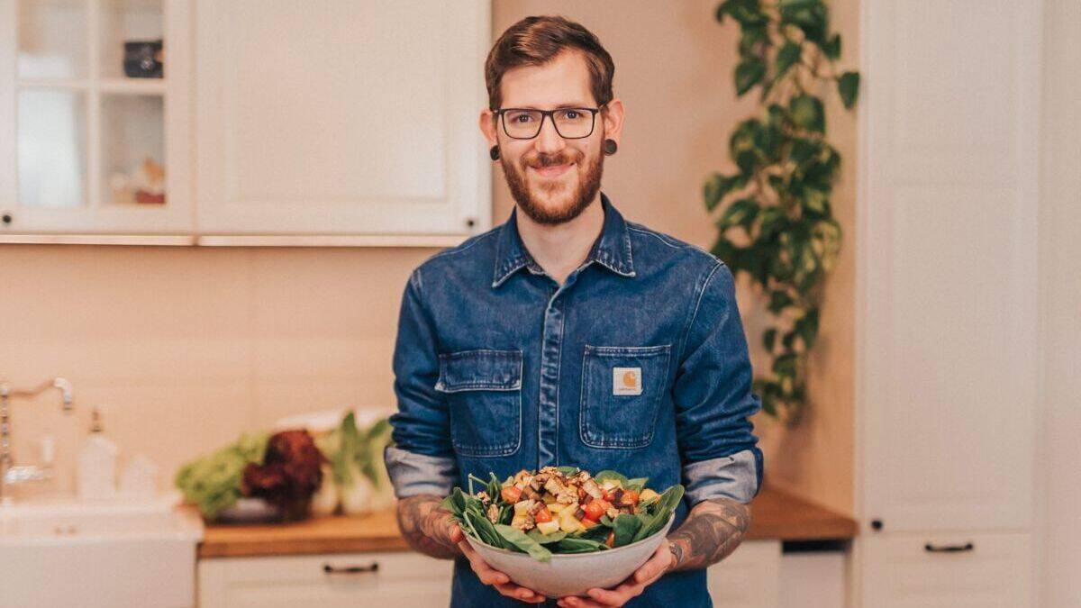 Philipp Steuer kocht jetzt auch mit veganen Aldi-Produkten.