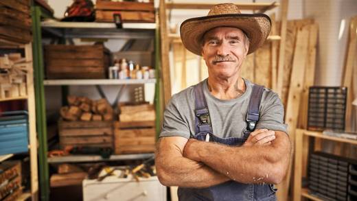 "Goodbye Deutschland"-Star Konny Reimann greift beim Handwerken zum Lidl-Werkzeug.
