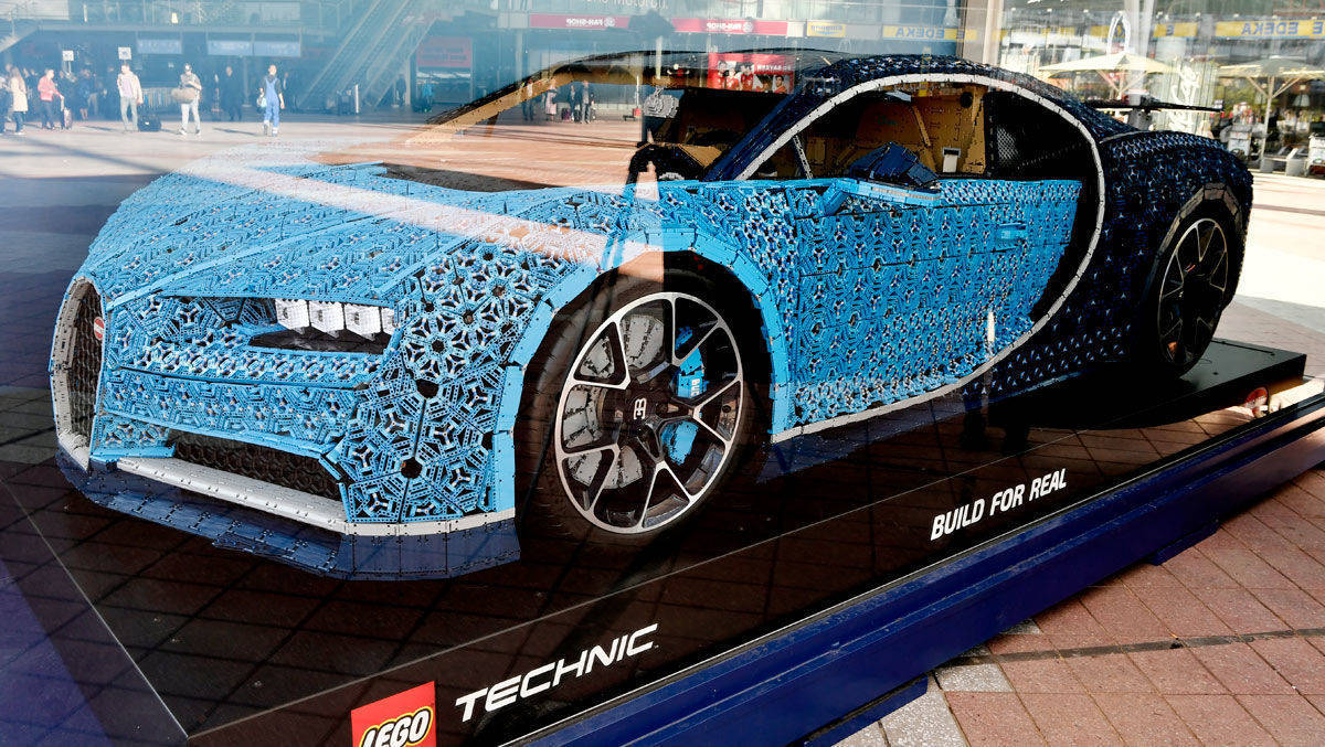 Anfassen darf man den Bugatti nicht, aber man kann vor Ort selbst den Motor aufheulen lassen.