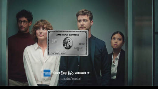 Der Herr in der Mitte hat sich gerade noch in den Aufzug gemogelt - dank der neuen Platinum Card.