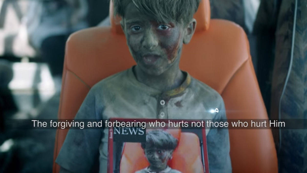 Eine Szene stellt das weltbekannte Bild mit dem syrischen Jungen Omran aus Aleppo nach.